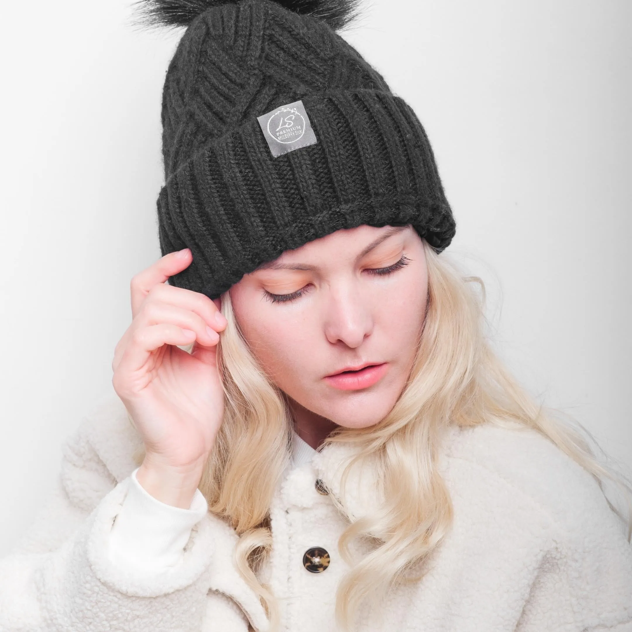 Mulberry Silk-Lined Cashmere Beanie Hat With Removable Pom Pom - Black